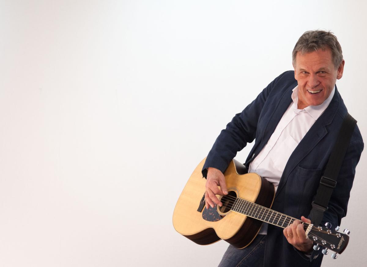 Seppo Sarkkinens bild av Benny Törnroos med gitarr