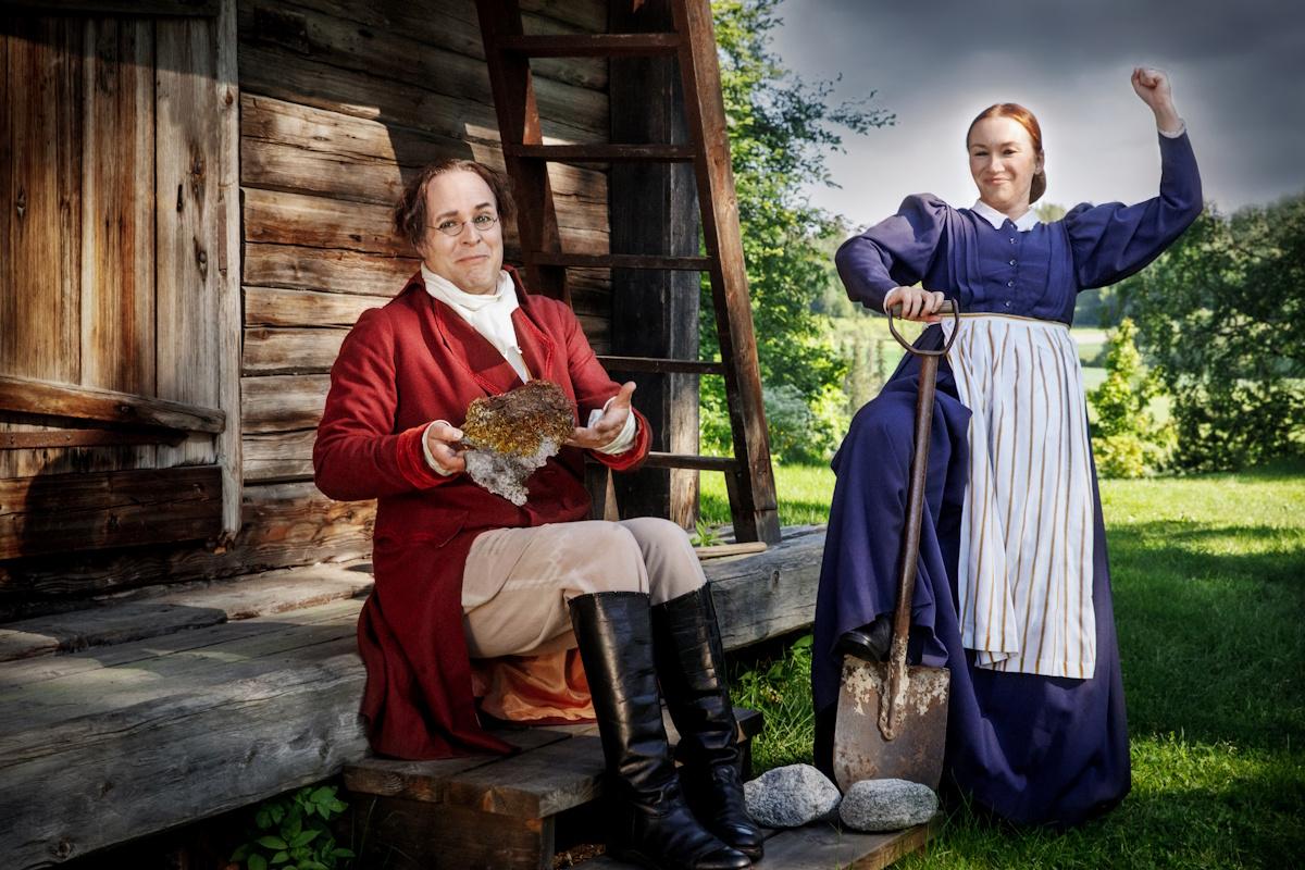 Två skådespelare klädda i 1800-tals kläder.