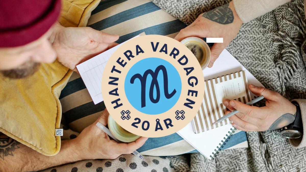 Sedd från ovan: Två par händer motsatt varandra håller i en kaffekopp och anteckningsblock och pennor. En mans huvud med en röd mössa och skäggiga ansikte och en gul kudde syns till vänster. Till höger en grå filt. På mitten är Marthaförbundets m-logo på en blå bakgrund i en cirkel. Runt den texten: Hantera vardagen 20 år. Under det ett blåvitrandigt tyg, kanske en soffa som personerna sitter på.