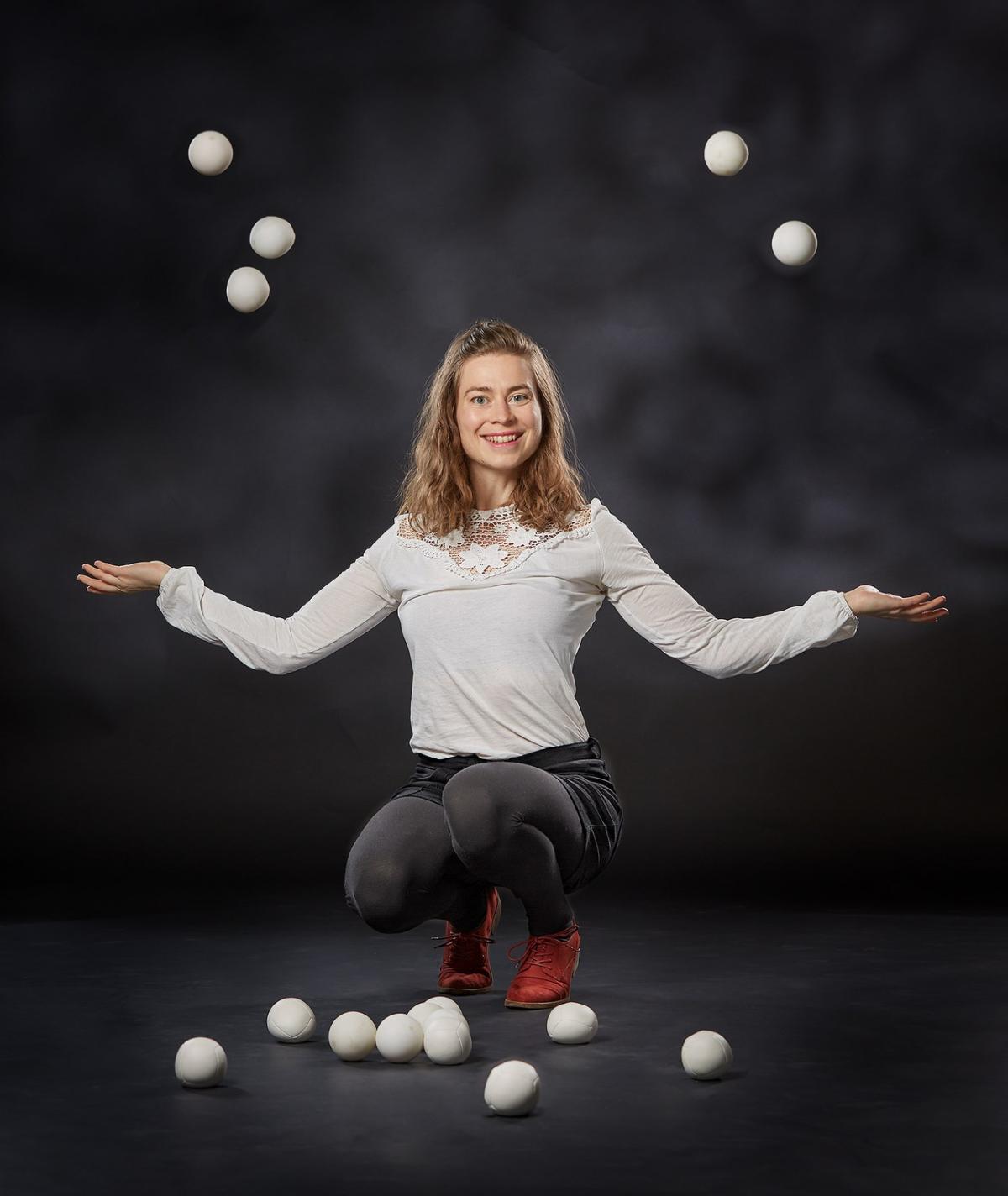 Jacinta Damström cirkusartist jonglerar