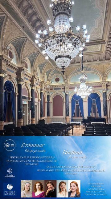 Blå bakgrund med text om konserten och porträtt på fyra artister och konferenciern längst ner. Bakom affischen är ett foto av en festsal med högt tak och kristallkrona, takmålningar, parkettgolv och fönster med blå sammetsgardiner.