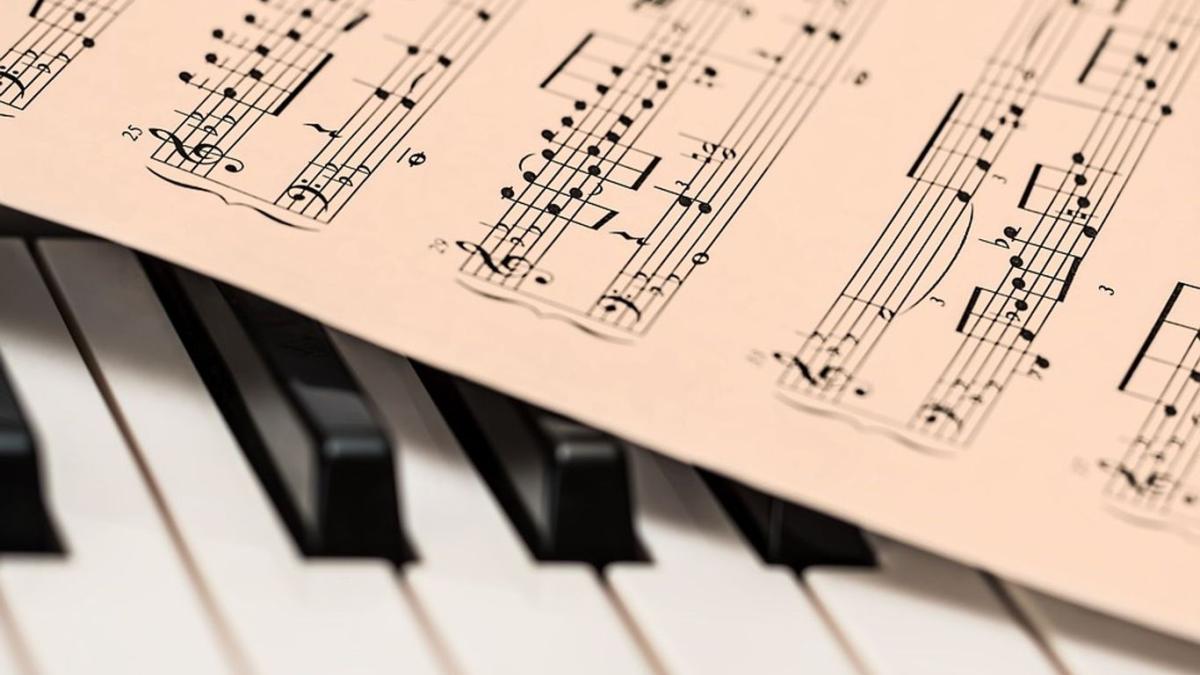 piano tangentbord med ett notblad