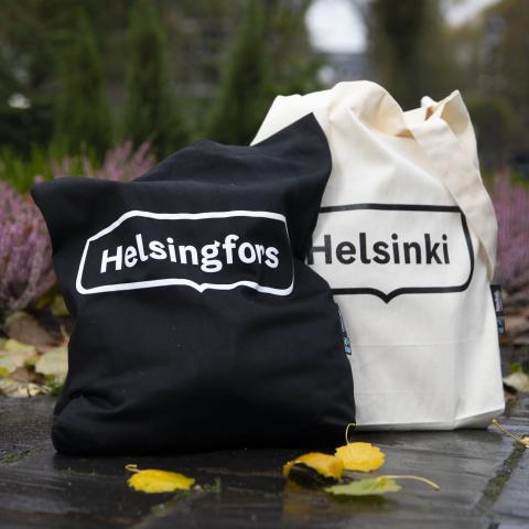 Svarta och vita Helsingfors Helsinki kassar ute på marken