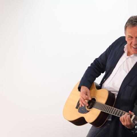 Seppo Sarkkinens bild av Benny Törnroos med gitarr