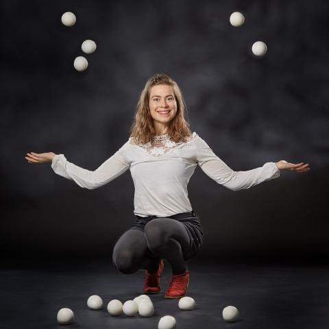 Jacinta Damström cirkusartist jonglerar