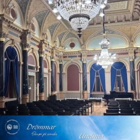 Blå bakgrund med text om konserten och porträtt på fyra artister och konferenciern längst ner. Bakom affischen är ett foto av en festsal med högt tak och kristallkrona, takmålningar, parkettgolv och fönster med blå sammetsgardiner.